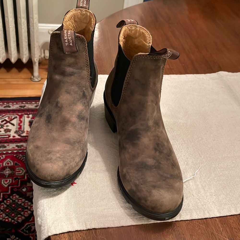 Blundstone womens heeled boots, size 9 (39) in rustic brown.